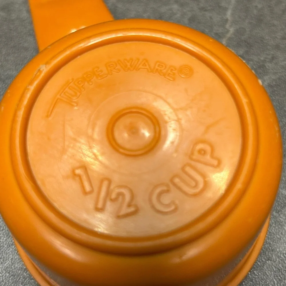 Tupperware vintage measuring